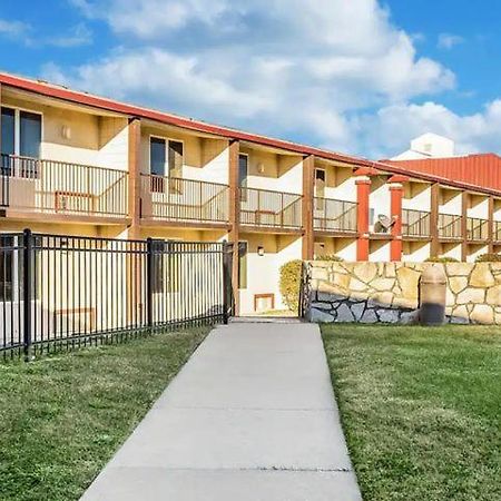 Countryside Suites Kansas City Independence I-70 East Sports Complex Hotel ภายนอก รูปภาพ