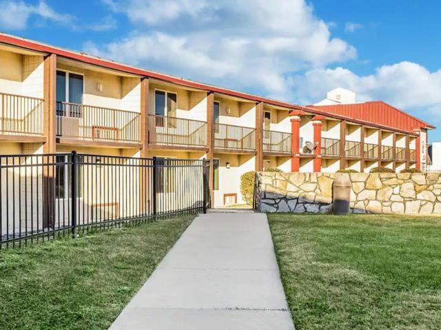 Countryside Suites Kansas City Independence I-70 East Sports Complex Hotel ภายนอก รูปภาพ