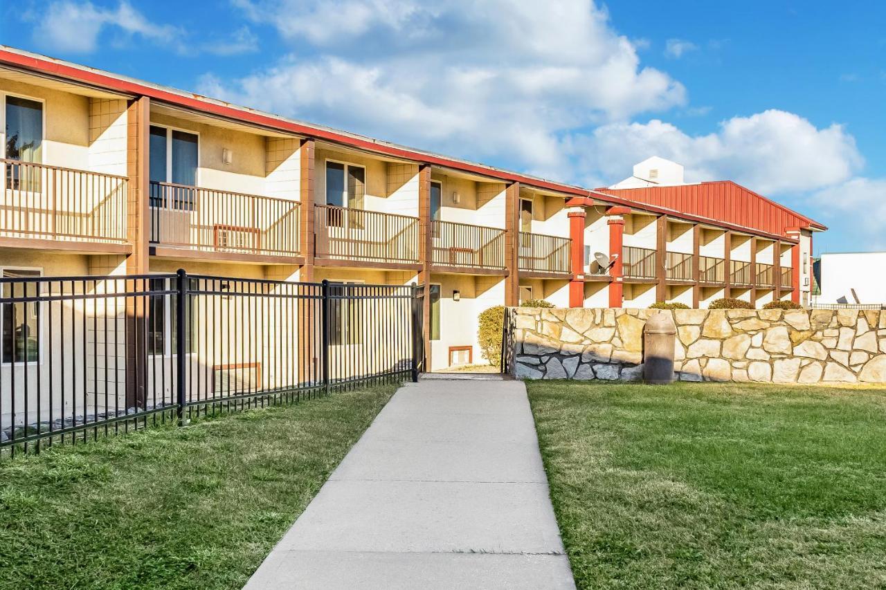 Countryside Suites Kansas City Independence I-70 East Sports Complex Hotel ภายนอก รูปภาพ