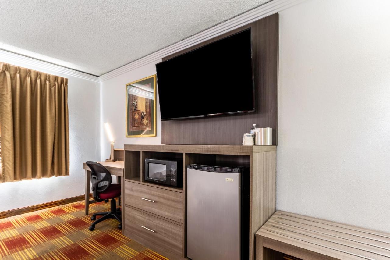 Countryside Suites Kansas City Independence I-70 East Sports Complex Hotel ภายนอก รูปภาพ
